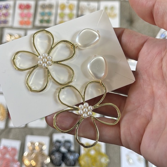 💕Beautiful Gold Tone Flower Faux Pearl Fashion Earrings💕 - Picture 3 of 8